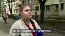 "С божьей помощью выбежали, дети остались". В Киеве более сотни раненых, как минимум 15 человек погибли удара РФ